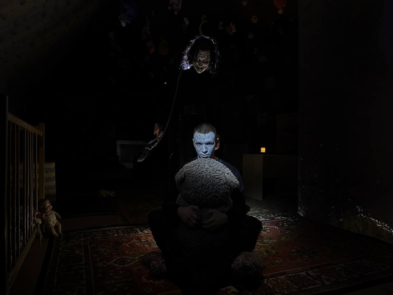 Актёр хоррор-квеста OBRAZwill в тёмном коридоре — адаптация зрения к темноте