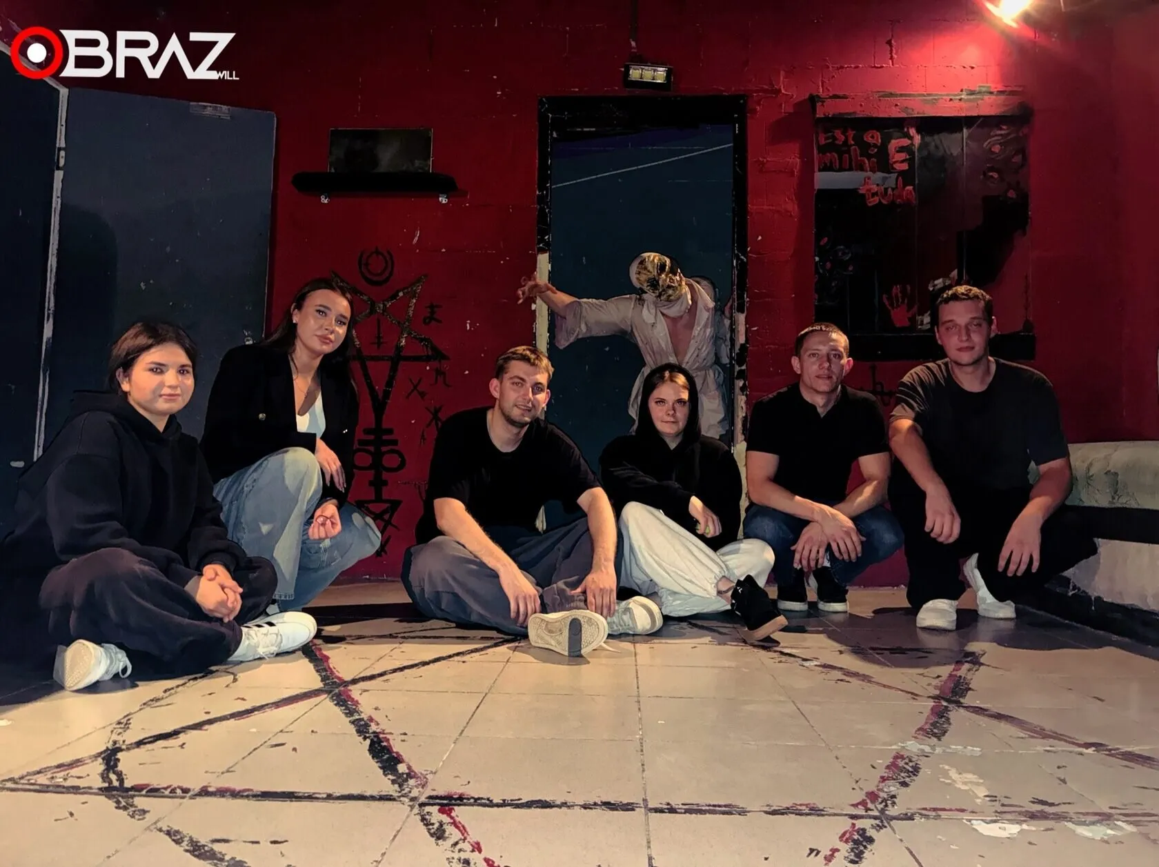Группа взрослых проходит квест Ужасающий в OBRAZwill Пенза — адреналин и страх