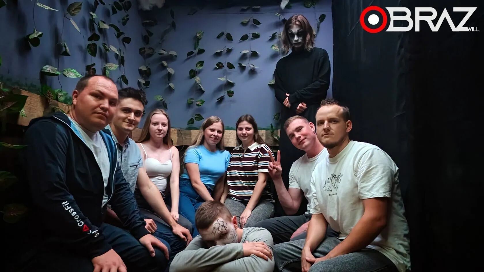 Фотозона после хоррор-квеста OBRAZwill — участники обнимаются от радости победы