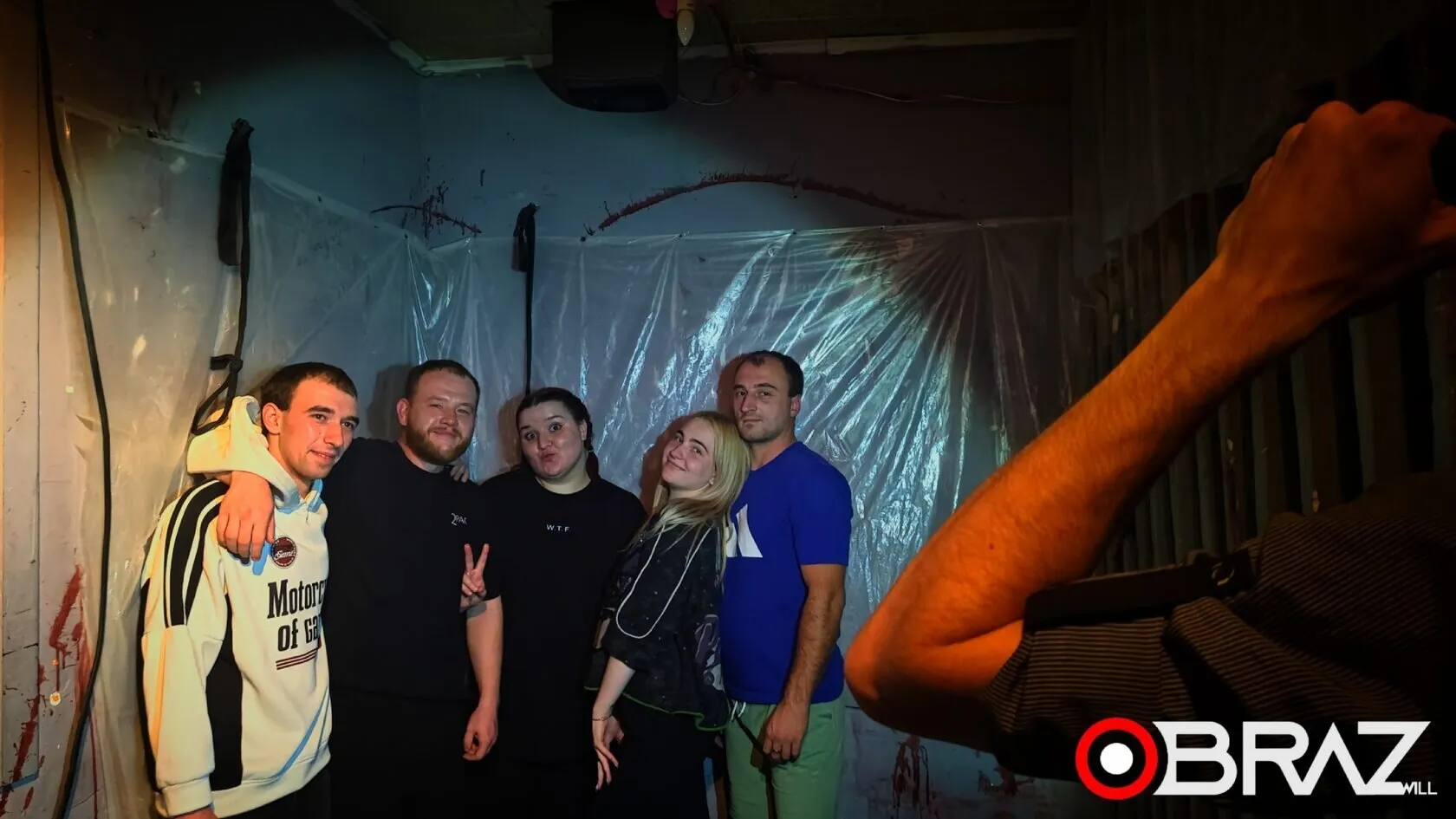 Компания взрослых проходит хоррор-квест на режиме хард в OBRAZwill