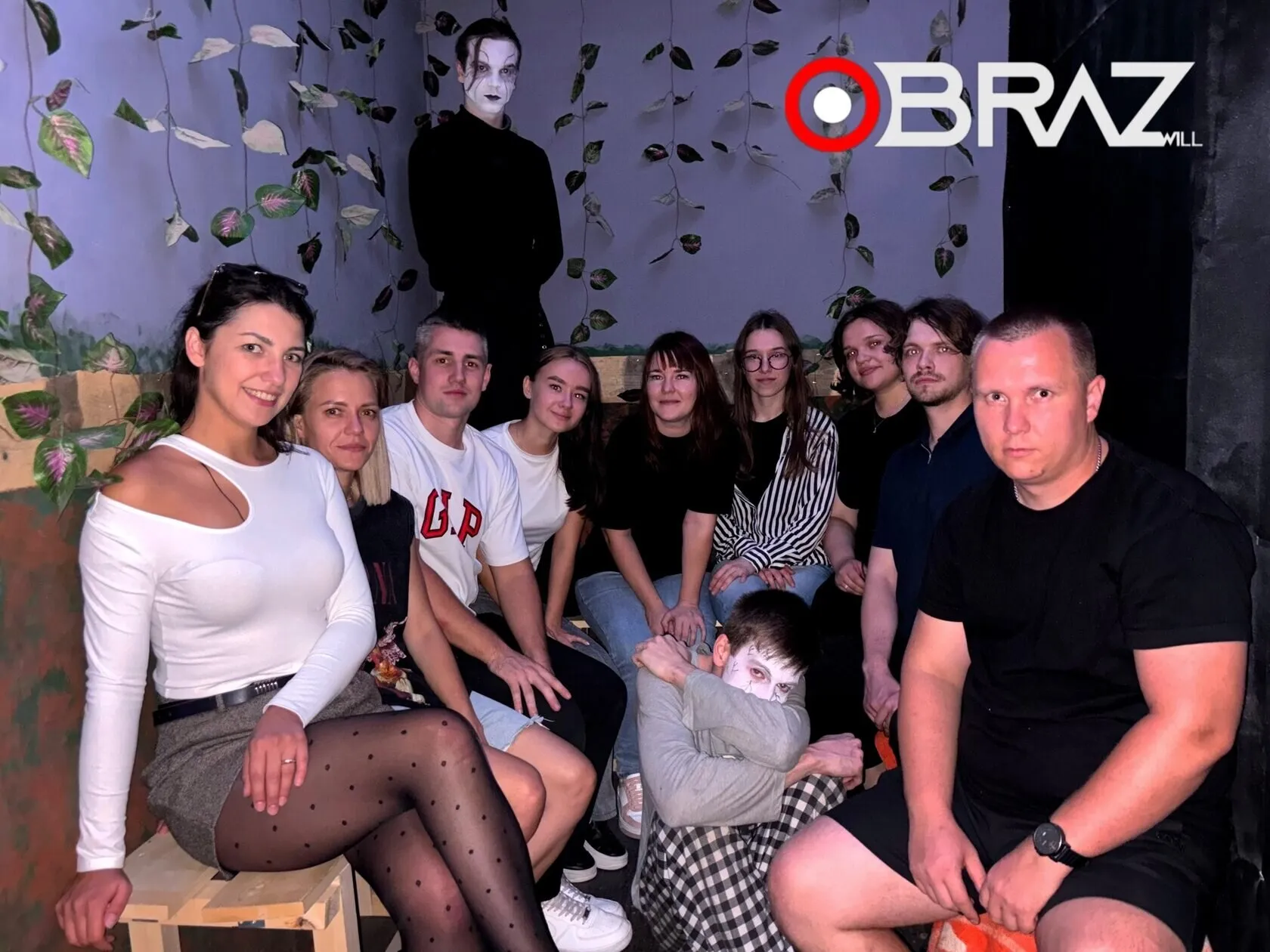 Взрослая компания после прохождения квеста OBRAZwill — яркие эмоции на лицах